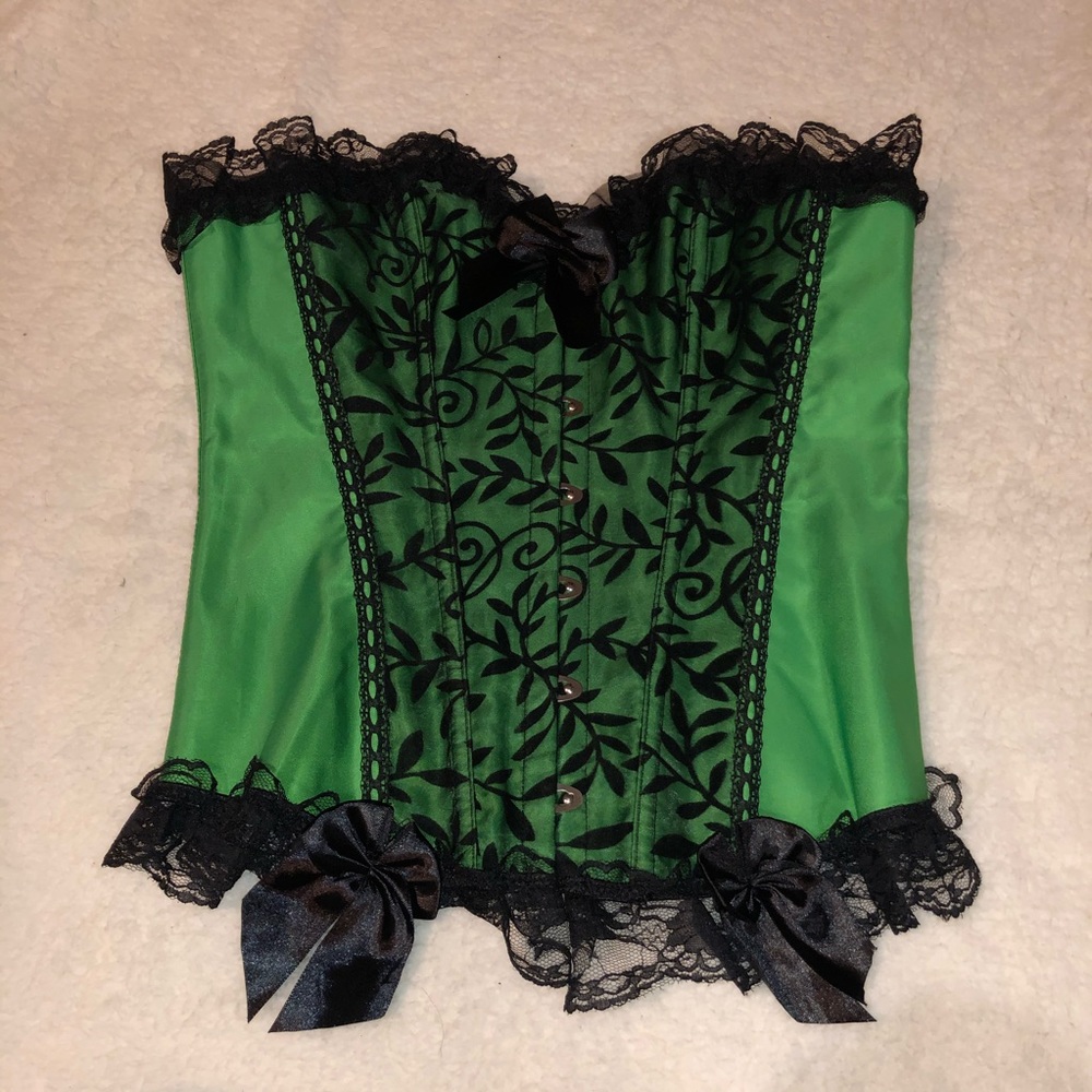 Green corset with black lace☘️🍀💚